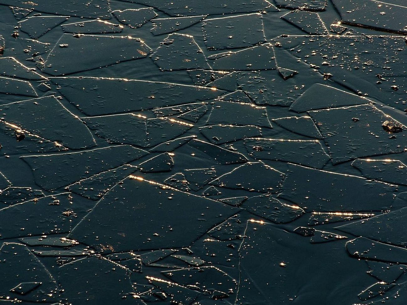 O mesmo lago congelado em quatro fases do inverno